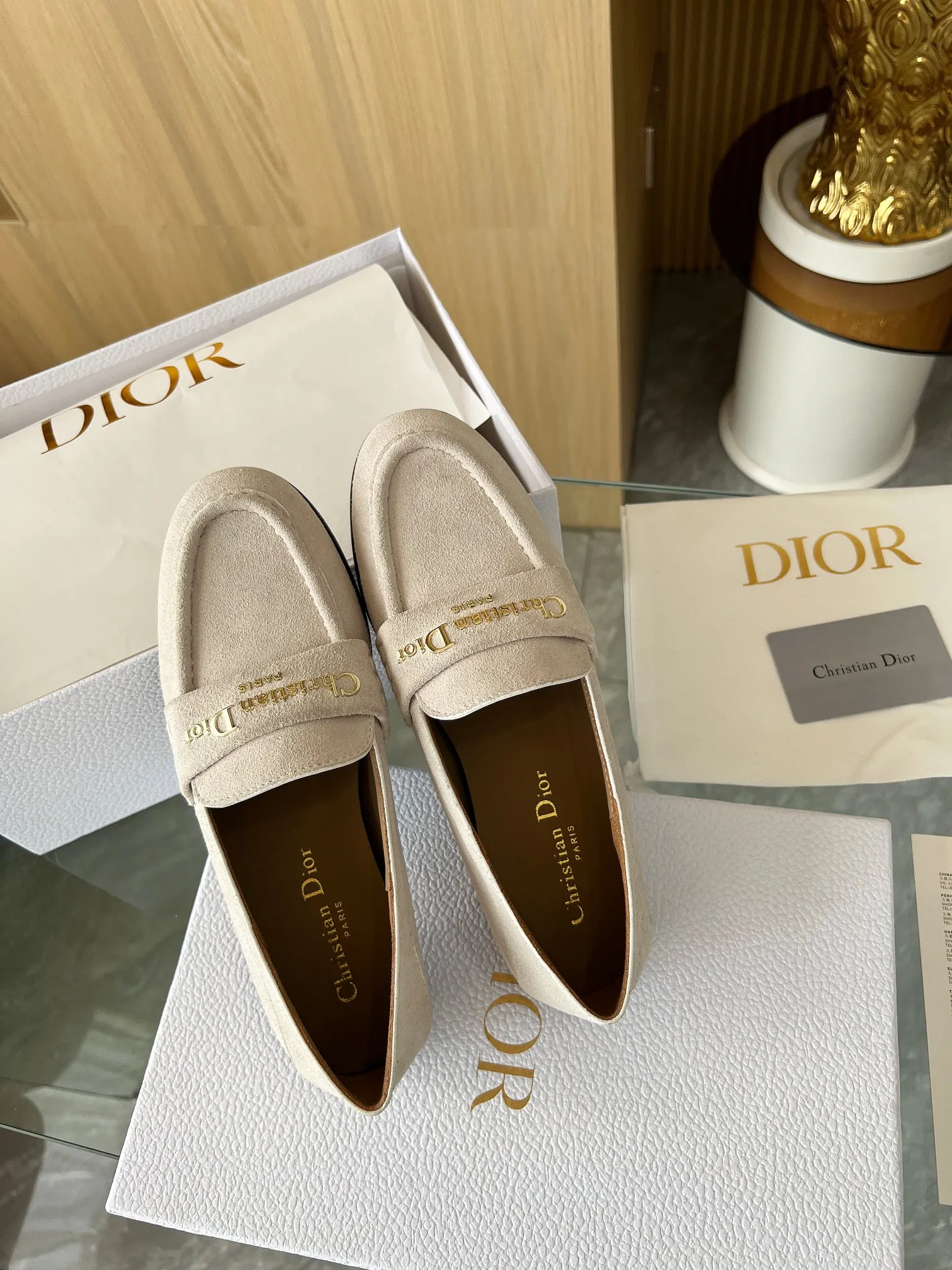 💕💕Factory direct selling price p560💕💕 Dior's new spring and summer ultra-light series loafers are brand new. The layout strives to create fashionable classic items. New products created at the first major show of Paris Fashion Week. The inspiration is cleverly combined by the D chief designer on the perfect shoe shape. Paired with brand buckles, it is even more fashionable! Original version, perfect and exquisite workmanship!  ✔️Upper: original fabric ✔️Inner lining: imported sheepskin lining ✔️Sole: Italian genuine leather outsole ✔️Size: #35-41 (40 41 customized items are not returnable)